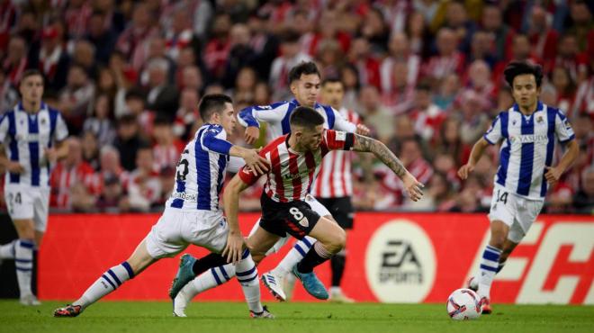 Oihan Sancet, rodeado de rivales en el derbi ante la Real en San Mamés (Foto: Athletic Club).