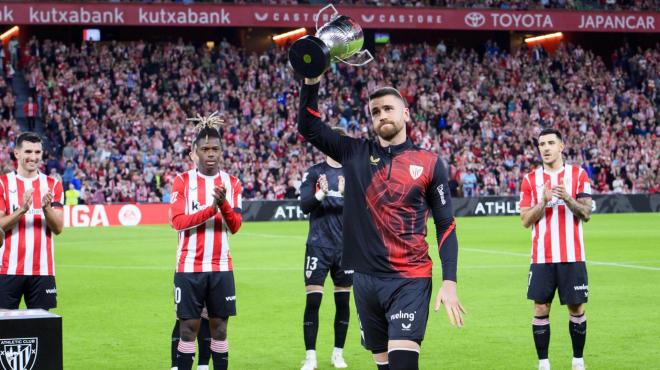 Unai Simón enseña el Trofeo Zamora a San Mamés (Foto: Athletic Club).