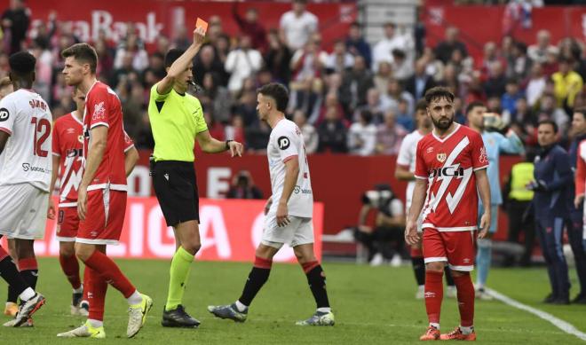 Unai López, expulsado en el Sevilla-Rayo Vallecano (Foto: Kiko Hurtado).