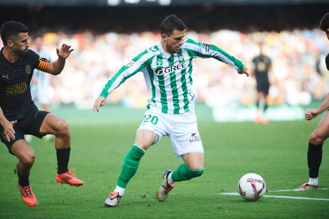 Giovani Lo Celso con la pelota (foto: Cordón Press).