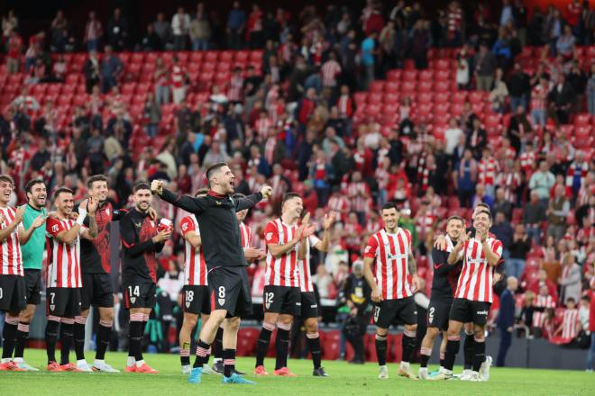 Los jugadores del Athletic aplauden a la afición tras el derbi (FOTO: EFE).