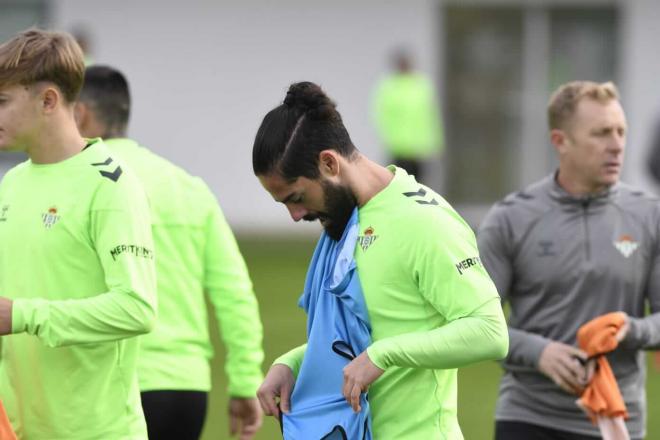 Isco Alarcón se coloca el peto (foto: Kiko Hurtado).