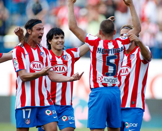 Ujfalusi celebra un gol de Heitinga con Agüero y Forlán (Cordon Press)