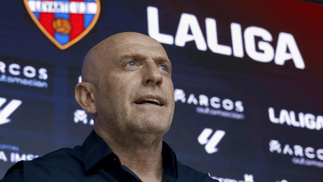 Julián Calero, en rueda de prensa. (Foto: Levante UD)