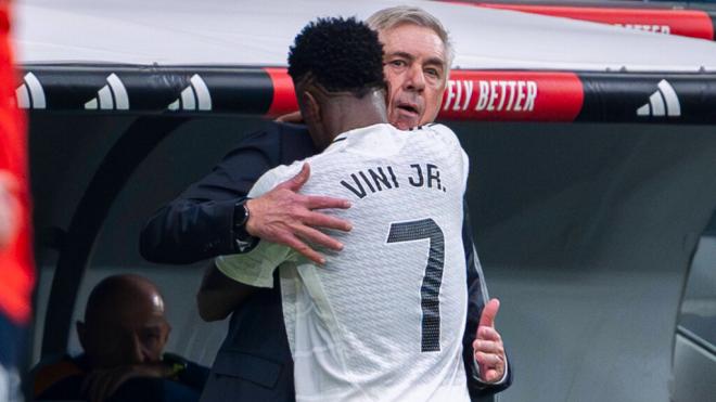 Carlo Ancelotti abrazando a Vinicius (Cordon Press)