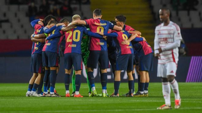 Los once jugadores titulares del Barcelona se abrazan antes del partido ante el Brest (Cordon Press