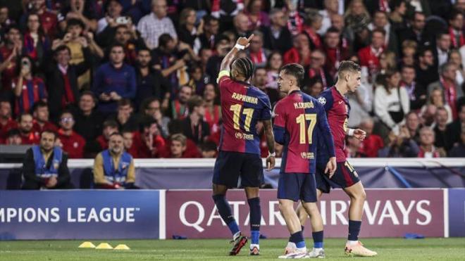 Jugadores del Barça celebrando con la afición (Foto: Europa Press)