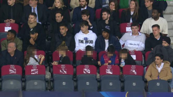 Gerard Piqué en el palco viendo al Barça contra el Stade Brestois (Captura 'Movistar')