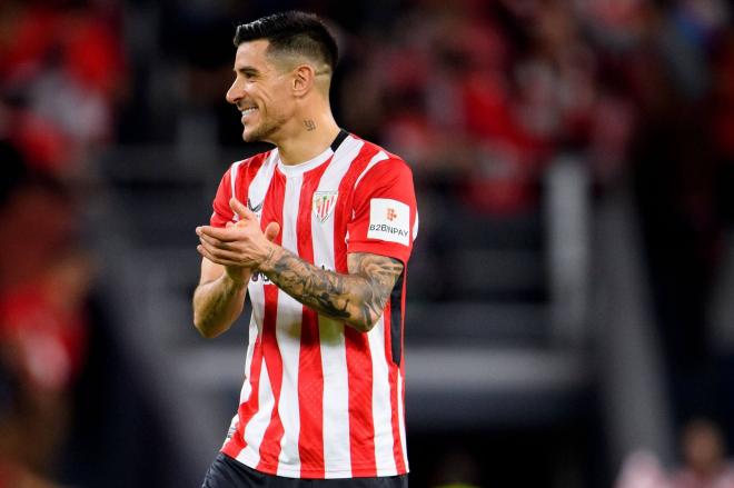 Aplauso de Yuri Berchiche en el derbi vasco de San Mamés (Foto: Athletic Club).