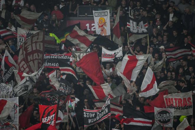 Aficionados del Ajax en Qarabag, escoltados por la seguridad del estadio (Foto: CordonPress).