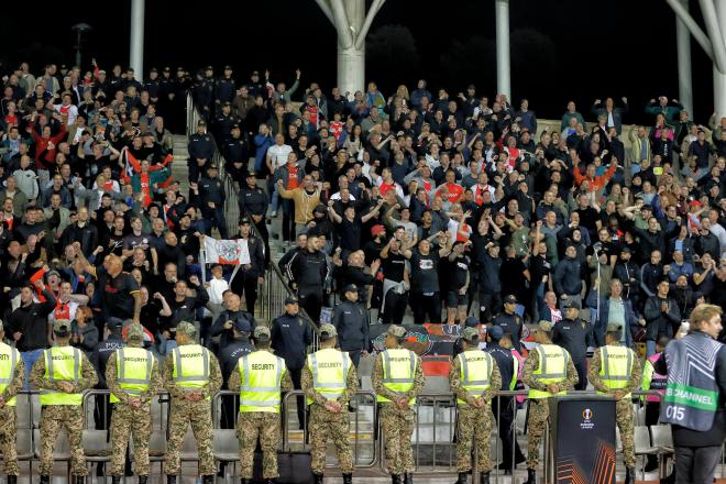 Aficionados del Ajax en Qarabag, escoltados por la seguridad del estadio (Foto: CordonPress).