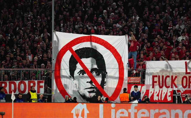 Pancarta de la afición del Bayern contra Nasser Al-Khelaïfi en Champions (Foto: CordonPress).