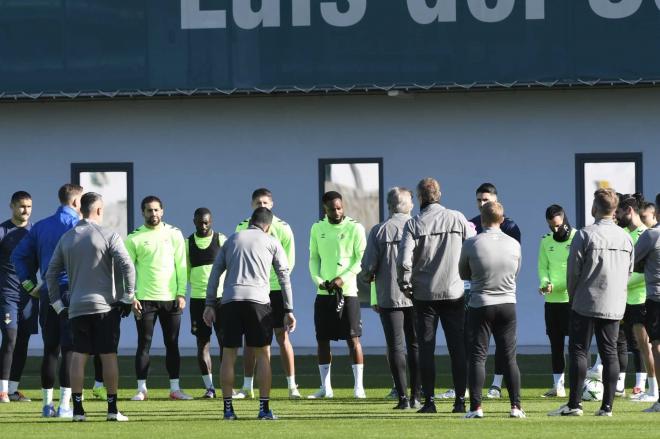 Manuel Pellegrini con sus jugadores (foto: Kiko Hurtado).