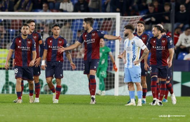 Instante del primera tiempo del Levante - Málaga. (Foto: LALIGA)