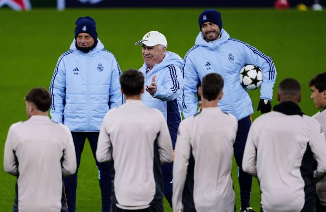 Carlo Ancelotti hablando con sus jugadores en Anfield (Cordon Press)