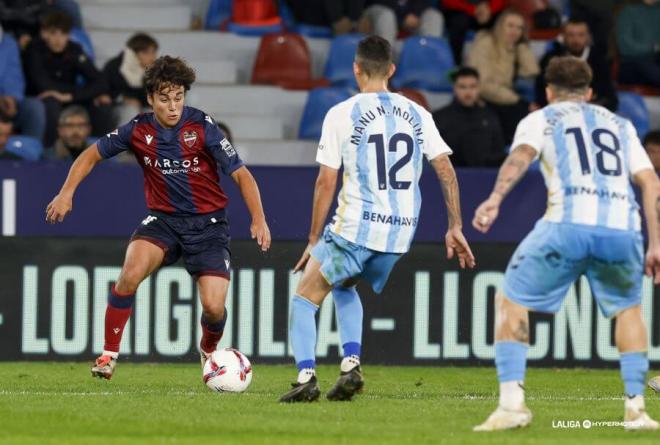 Instante del segundo tiempo del Levante - Málaga. (Foto: LALIGA)