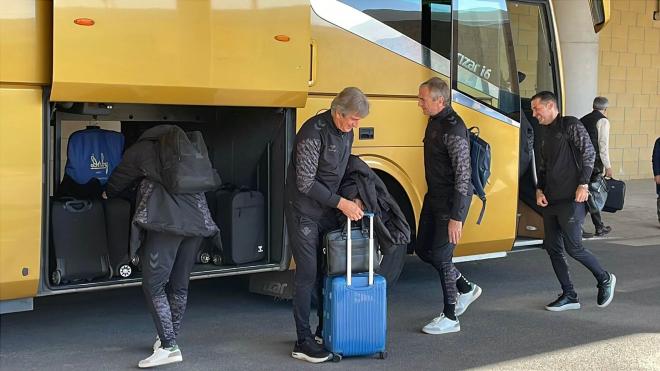 Salida del Betis hacia la República Checa (Foto: Kiko Hurtado).