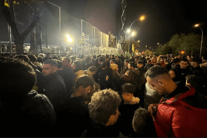 Cientos de aficionados sin entrada. (Foto: X, @Cientos de aficionados del Valencia se quedaron fuer