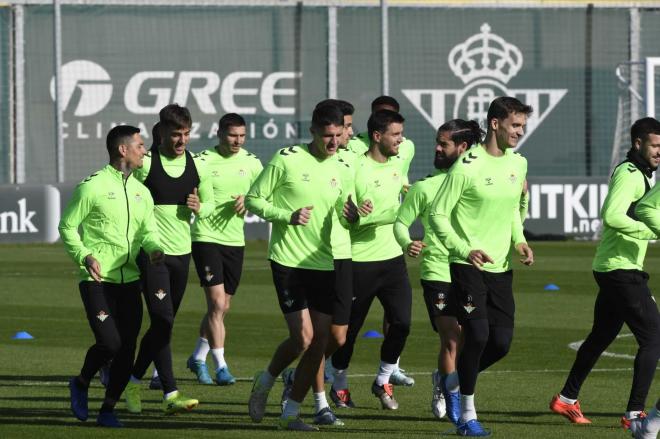 Los jugadores del Betis, en el entrenamiento de este miércoles (Foto: Kiko Hurtado).