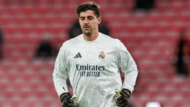 Thibaut Courtois,durante el calentamiento del Liverpool-Real Madrid (foto: Cordon Press).