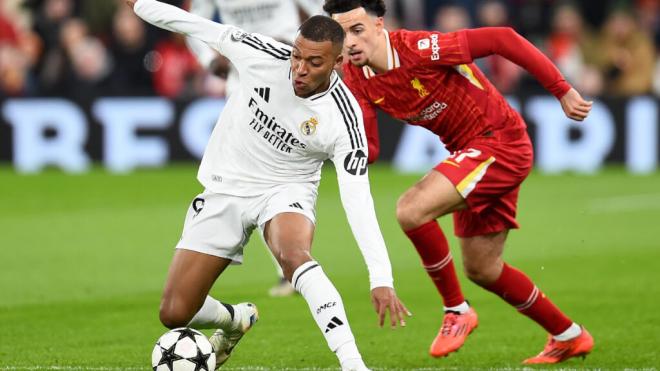 Kylian Mbappé, durante el Liverpool-Real Madrid peleando un balón (foto: EFE).