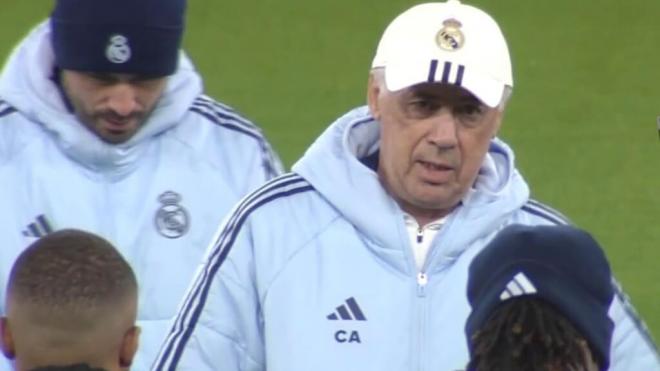 Carlo Ancelotti hablando con sus jugadores (ElDesmarque)