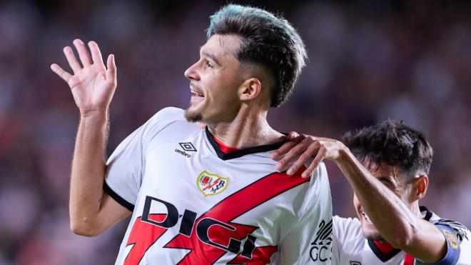 Andrei Ratiu celebrando un gol con el Rayo (Cordon Press)