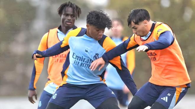 Baba Diocou entrenando con el Real Madrid (Redes Sociales)