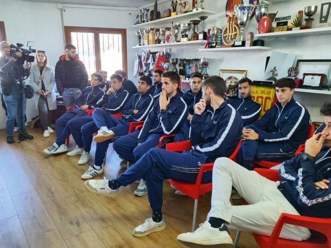 Los jugadores del Olot, esperando rival.