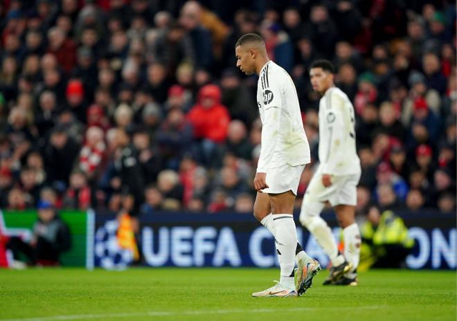 Kylian Mbappé, abatido durante el Liverpool-Real Madrid (Foto: Cordon Press).