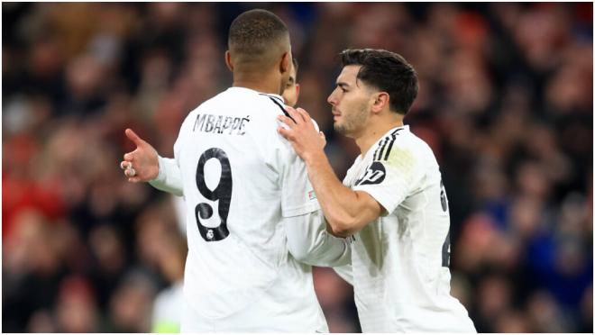 Brahim y Ceballos apoyando a Mbappé tras fallar el penalti (Cordon Press)