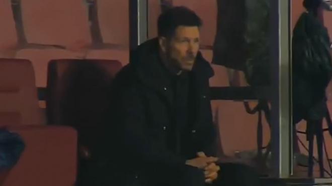 Diego Pablo Simeone, en el banquillo durante el descanso ante el Sparta Praga (Fuente: Movistar+)