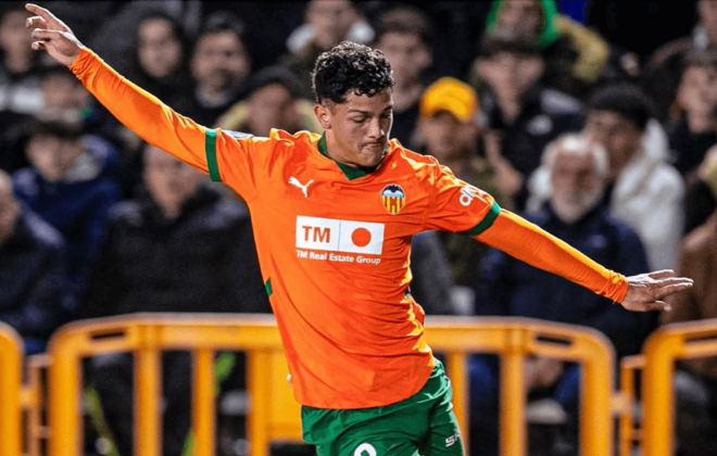 Warren Madrigal, ante el Parla (Foto: Valencia CF).