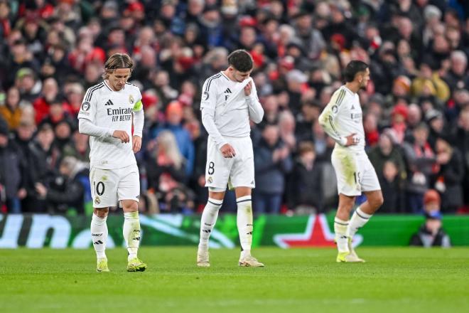 Luka Modric, Valverde y Asencio tras el gol del Liverpool (Cordon Press)