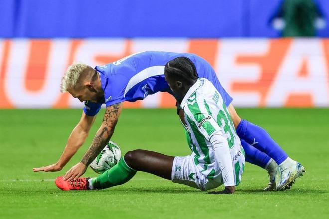 Assane Diao pelea una pelota (foto: EFE).