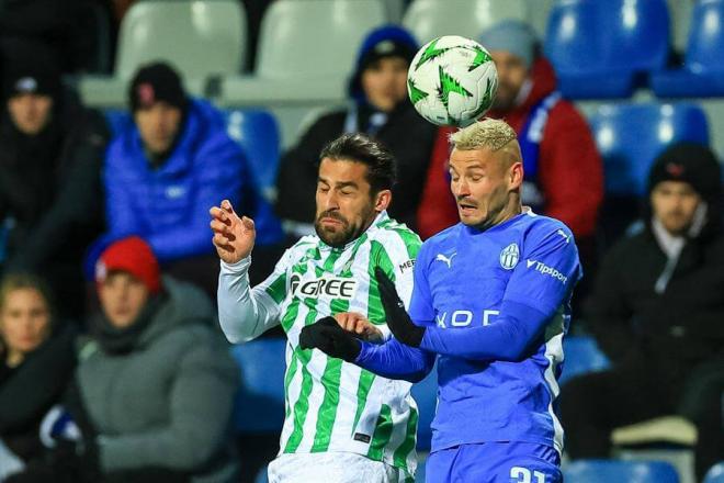 Ricardo Rodríguez pugna por la pelota (foto: EFE).