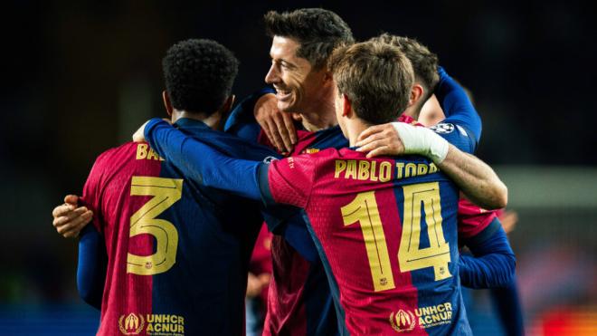 Los jugadores del FC Barcelona celebran un gol de Lewandowski (Cordon Press)