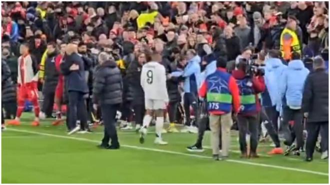 Kylian Mbappé, el primero en desaparecer en el túnel de vestuarios tras la derrota en Anfield. (Fuente: @DanikRM_)