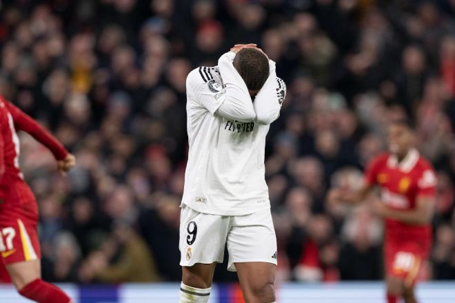 Kylian Mbappé se lamenta tras el penalti fallado ante el Liverpool (Foto: CordonPress).