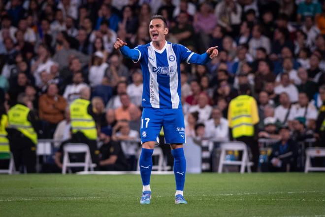 Kike García protesta durante el Real Madrid-Alavés (Foto: Cordon Press).