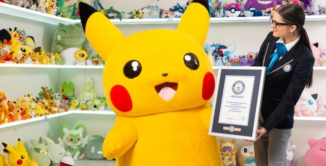 Pikachu recibe el certificado de un curioso GUINNESS WORLD RECORDS™ para Pokémon.