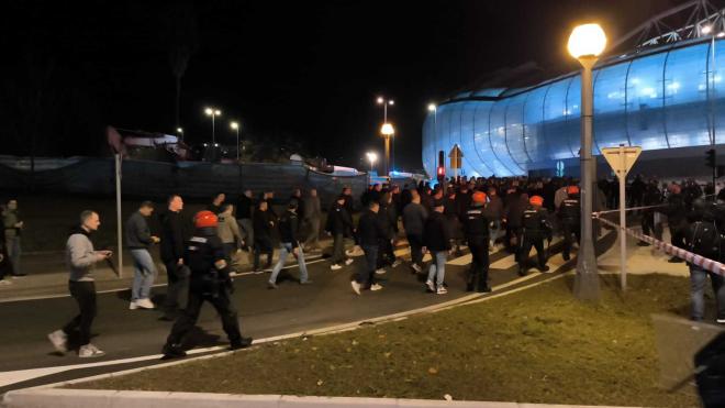 Los ultras del Ajax llegando al Reale Arena (Foto: Giovanni Batista).