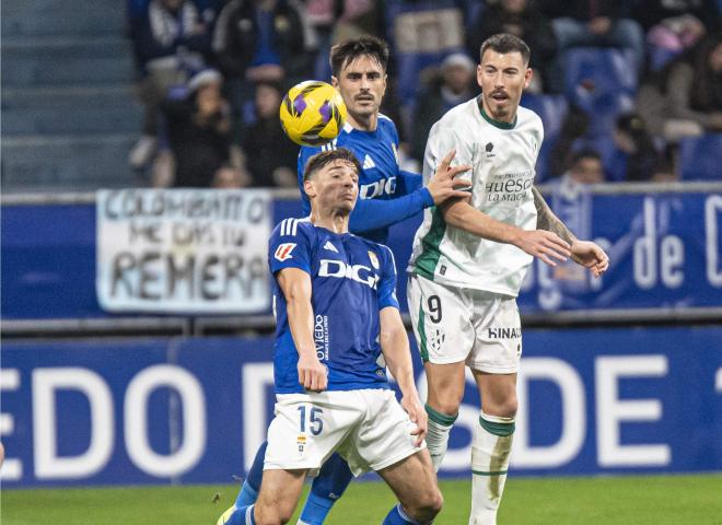 Luengo y Sergi Enrich disputan un balón en el Oviedo-Huesca (Foto: LaLiga).