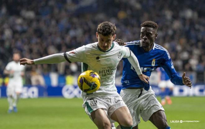 Jugada del Real Oviedo-Huesca (Foto: LALIGA).