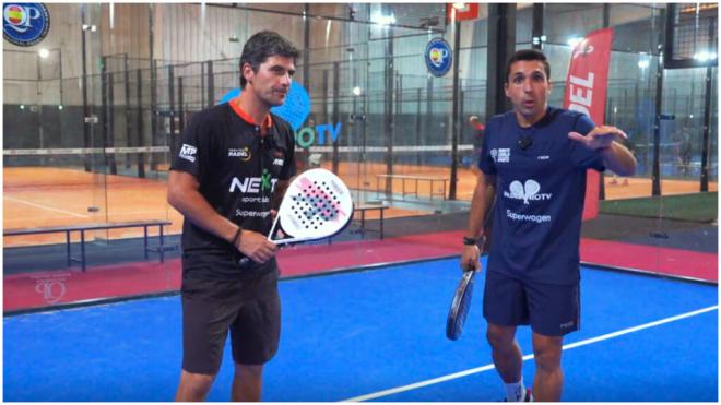 Andrés Britos junto a un alumno en la clase de Pádel Pro.