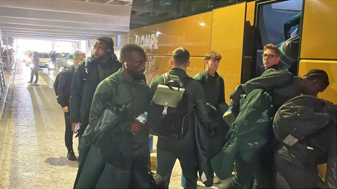 Imagen de la llegada de los jugadores del Real Betis a Sevilla (Foto: Kiko Hurtado).