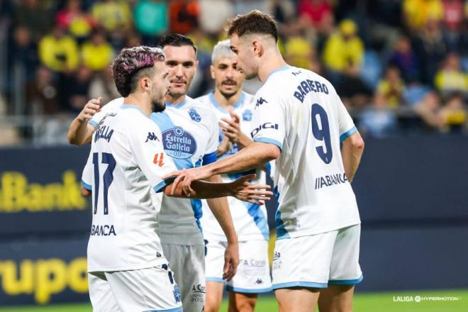 David Mella celebra su gol en el Nuevo Mirandilla. (Foto: LALIGA)