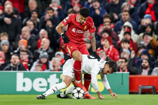 Raúl Asencio protegiendo un balón ante Luis Díaz en el Liverpool-Real Madrid (Foto: Cordon Press).