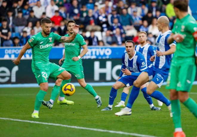 Disputa de balón en el Alavés-Leganés (Foto: LaLiga).