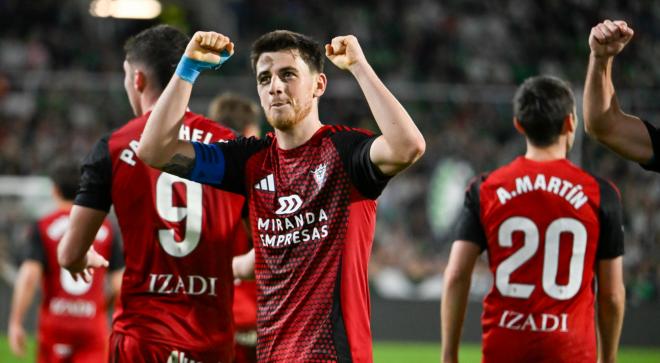 Alberto Reina celebra un gol en el Racing-Mirandés (Foto: LaLiga).